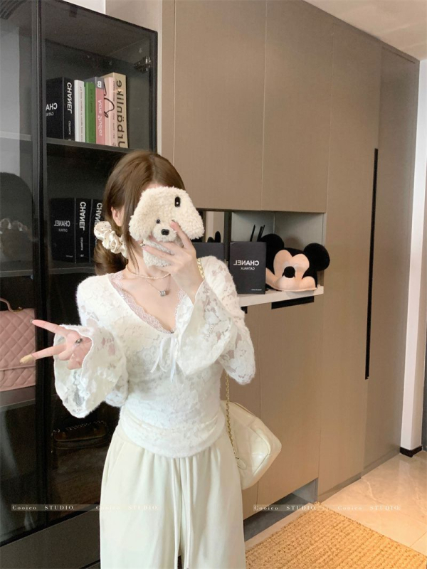 Pulover tricotat cu decolteu în V, dantelă croșetată, mâneci lungi evazate, căptușit cu fleece, gros