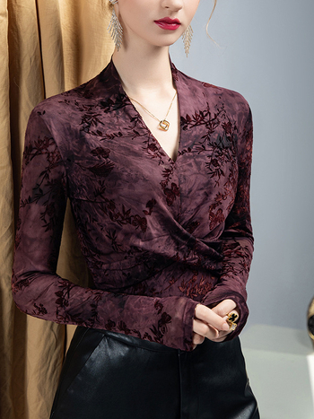 Női V-nyakú csipkés felső pillangó hímzéssel, hosszú ujjú, hálós panellel, poliészter-elasztán anyag, karcsú vonal