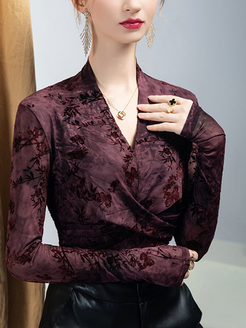 Női V-nyakú csipkés felső pillangó hímzéssel, hosszú ujjú, hálós panellel, poliészter-elasztán anyag, karcsú vonal