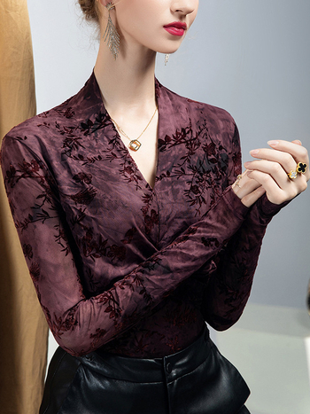 Női V-nyakú csipkés felső pillangó hímzéssel, hosszú ujjú, hálós panellel, poliészter-elasztán anyag, karcsú vonal