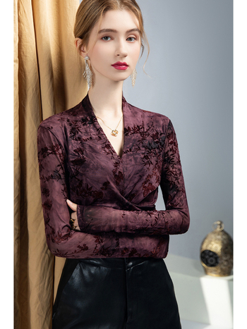 Női V-nyakú csipkés felső pillangó hímzéssel, hosszú ujjú, hálós panellel, poliészter-elasztán anyag, karcsú vonal