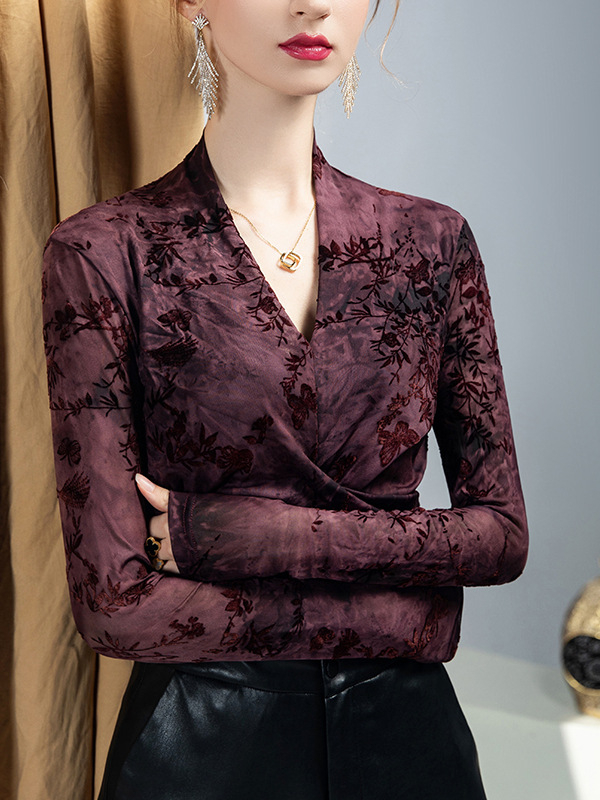 Női V-nyakú csipkés felső pillangó hímzéssel, hosszú ujjú, hálós panellel, poliészter-elasztán anyag, karcsú vonal