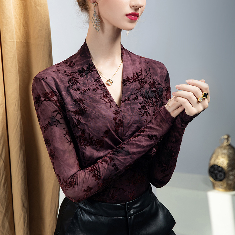 Női V-nyakú csipkés felső pillangó hímzéssel, hosszú ujjú, hálós panellel, poliészter-elasztán anyag, karcsú vonal