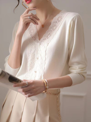 Pulover tricotat din lână, decolteu în V cu insertie din dantelă, mâneci lungi, croială regulată, toamnă 2025