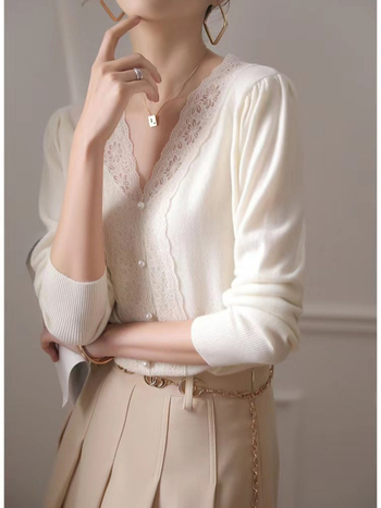 Pulover tricotat din lână, decolteu în V cu insertie din dantelă, mâneci lungi, croială regulată, toamnă 2025