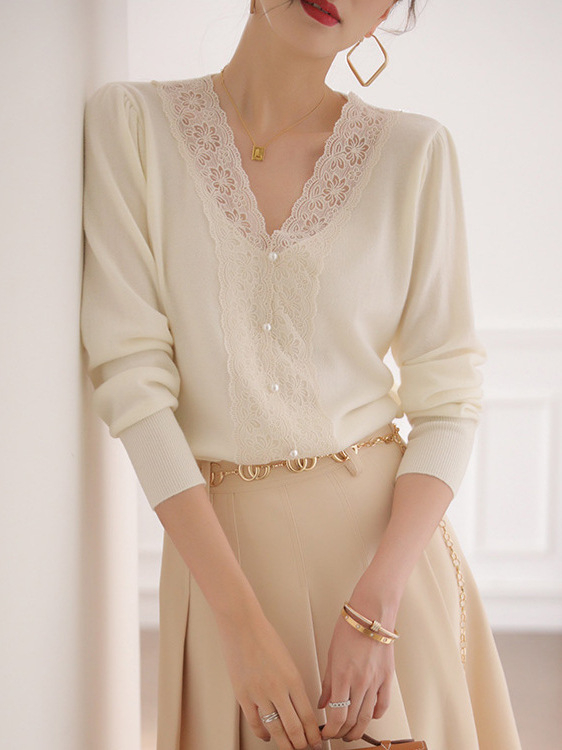 Pulover tricotat din lână, decolteu în V cu insertie din dantelă, mâneci lungi, croială regulată, toamnă 2025