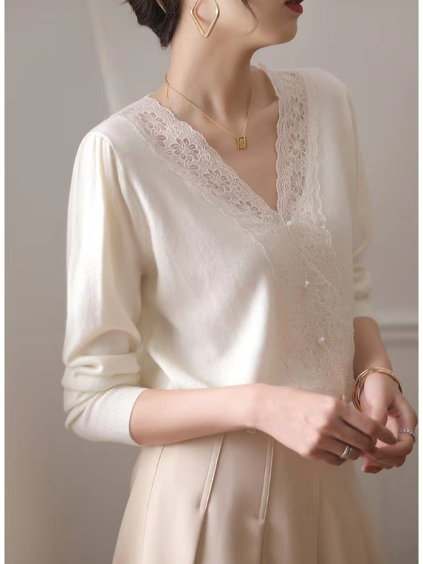 Pulover tricotat din lână, decolteu în V cu insertie din dantelă, mâneci lungi, croială regulată, toamnă 2025