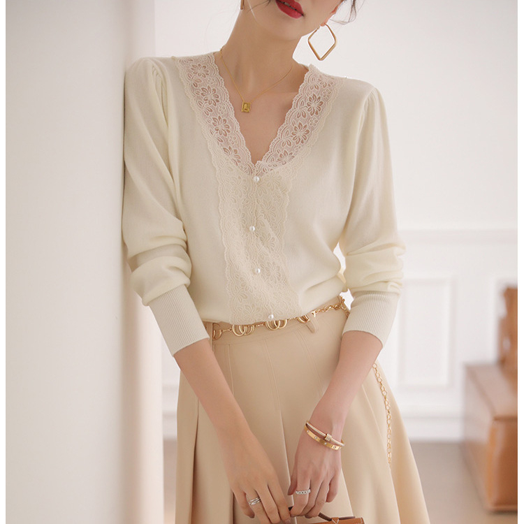 Pulover tricotat din lână, decolteu în V cu insertie din dantelă, mâneci lungi, croială regulată, toamnă 2025