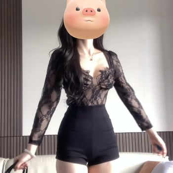 Tricou din poliester, culoare solidă, cu glugă, decolteu în V adânc