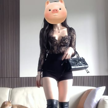 Tricou din poliester, culoare solidă, cu glugă, decolteu în V adânc