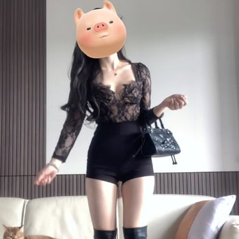 Tricou din poliester, culoare solidă, cu glugă, decolteu în V adânc