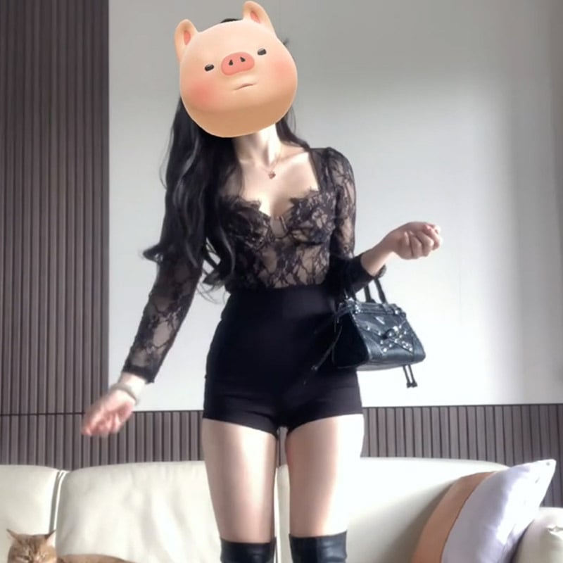 Tricou din poliester, culoare solidă, cu glugă, decolteu în V adânc