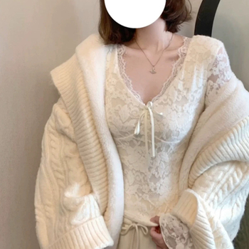 Tricou din polyester cu decolteu în V, mâneci lungi, croi slim, design colaj, stil coreean, conținut polyester 30-50%