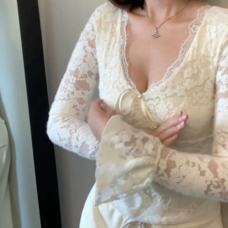 Tricou din polyester cu decolteu în V, mâneci lungi, croi slim, design colaj, stil coreean, conținut polyester 30-50%