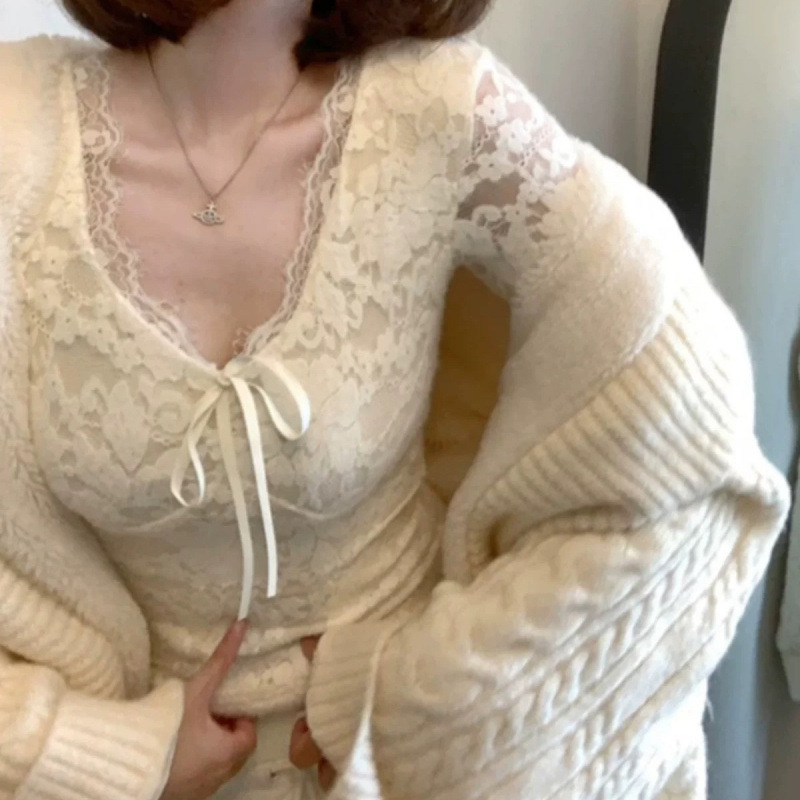 Tricou din polyester cu decolteu în V, mâneci lungi, croi slim, design colaj, stil coreean, conținut polyester 30-50%