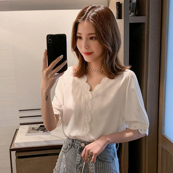 Női V-nyakú, csipkevarrással ellátott laza szabású rövid ujjú póló poliészterből