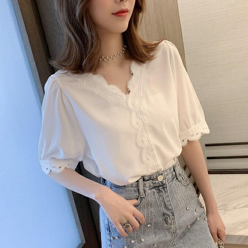 Női V-nyakú, csipkevarrással ellátott laza szabású rövid ujjú póló poliészterből