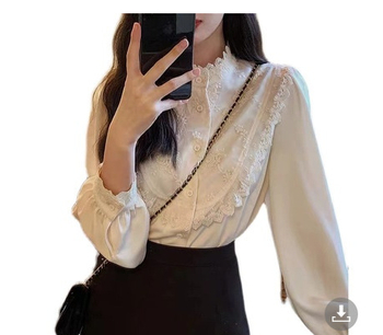 Csipkés blúz pamut–poliészter keverékkel, álló gallér, hosszú ujjú, lazán szabott