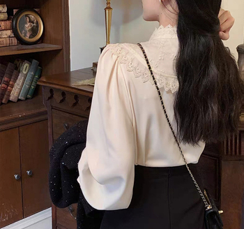 Csipkés blúz pamut–poliészter keverékkel, álló gallér, hosszú ujjú, lazán szabott