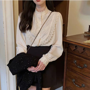 Csipkés blúz pamut–poliészter keverékkel, álló gallér, hosszú ujjú, lazán szabott