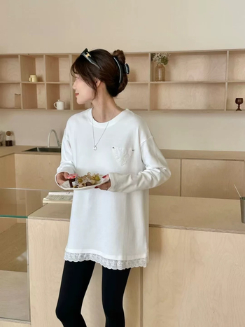 Hosszú ujjú póló csipkés díszítéssel, kerek nyak, középhosszú, poliészter 95%+, normál szabás, ősz 2024