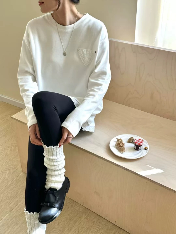 Hosszú ujjú póló csipkés díszítéssel, kerek nyak, középhosszú, poliészter 95%+, normál szabás, ősz 2024