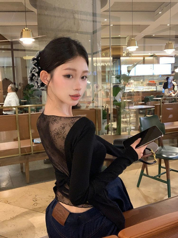 Pamut csipkés póló beépített párnázással, hosszú ujjú, karcsúsított fazon