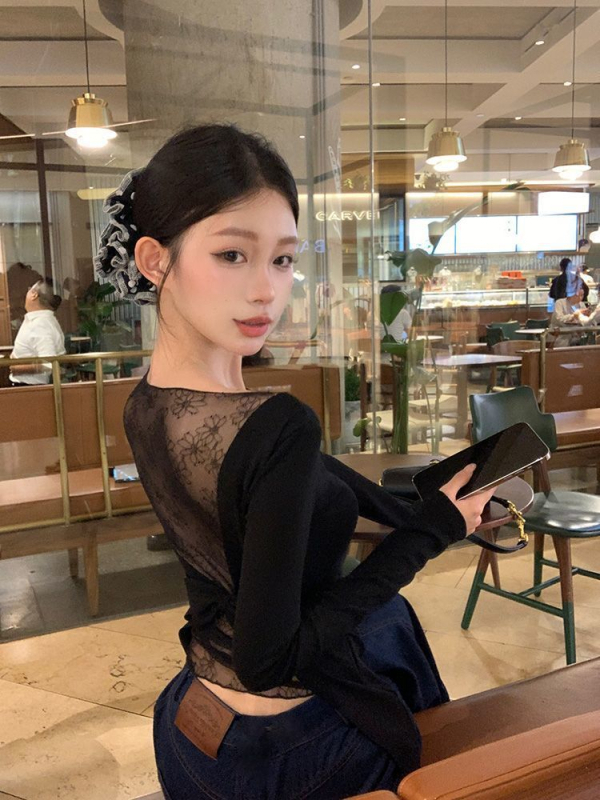 Pamut csipkés póló beépített párnázással, hosszú ujjú, karcsúsított fazon