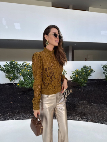 Csipkés kardigán-stílusú felső áttetsző részlettel, hosszú ujjú, kerek nyak, egysoros gombolás, poliészter-spandex keverék (90–95% poliészter, <30% spandex), tél 2025, elegáns iroda-stílus