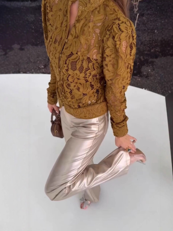 Csipkés kardigán-stílusú felső áttetsző részlettel, hosszú ujjú, kerek nyak, egysoros gombolás, poliészter-spandex keverék (90–95% poliészter, <30% spandex), tél 2025, elegáns iroda-stílus