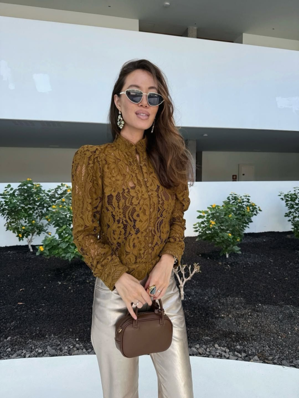 Csipkés kardigán-stílusú felső áttetsző részlettel, hosszú ujjú, kerek nyak, egysoros gombolás, poliészter-spandex keverék (90–95% poliészter, <30% spandex), tél 2025, elegáns iroda-stílus