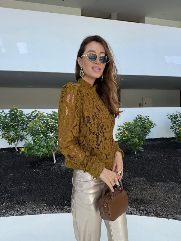 Csipkés kardigán-stílusú felső áttetsző részlettel, hosszú ujjú, kerek nyak, egysoros gombolás, poliészter-spandex keverék (90–95% poliészter, <30% spandex), tél 2025, elegáns iroda-stílus