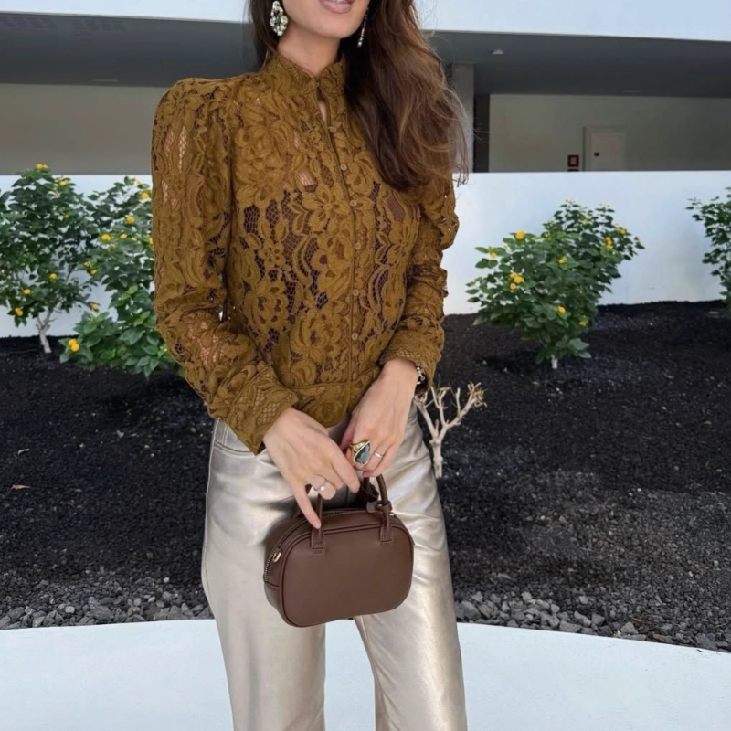 Csipkés kardigán-stílusú felső áttetsző részlettel, hosszú ujjú, kerek nyak, egysoros gombolás, poliészter-spandex keverék (90–95% poliészter, <30% spandex), tél 2025, elegáns iroda-stílus