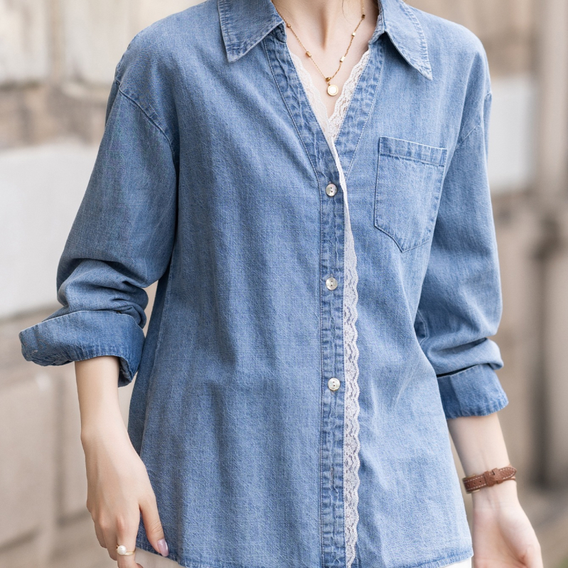 Női farmering csipkés szélekkel, hosszú ujjú, szabályos szabás, vasalásmentes kivitel, 70–80% poliészter