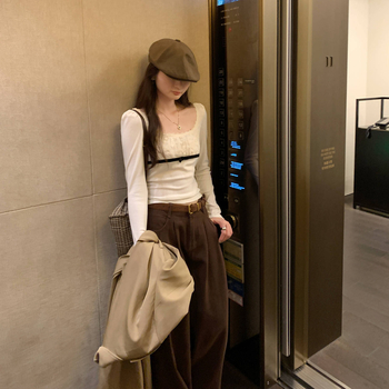 Csipkés hosszú ujjú női T-shirt, U-nyakú, karcsú szabás, viszkóz–poliészter keverék (70–80% poliészter)