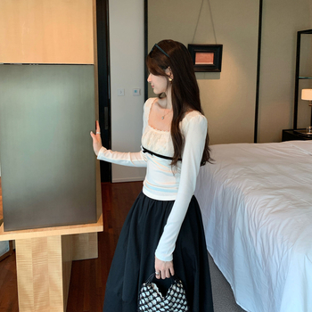 Csipkés hosszú ujjú női T-shirt, U-nyakú, karcsú szabás, viszkóz–poliészter keverék (70–80% poliészter)