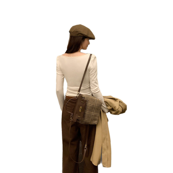 Csipkés hosszú ujjú női T-shirt, U-nyakú, karcsú szabás, viszkóz–poliészter keverék (70–80% poliészter)