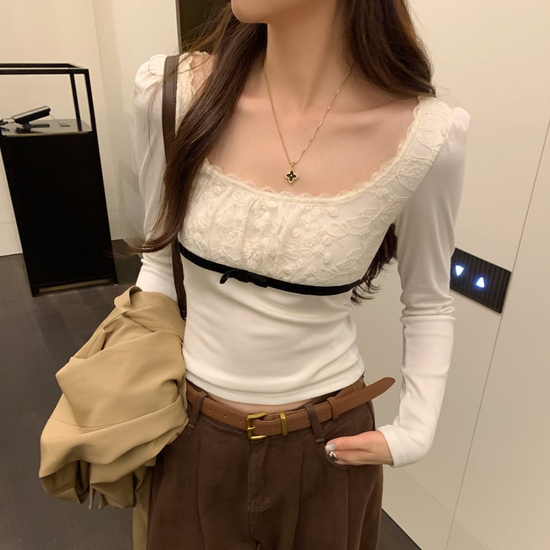 Csipkés hosszú ujjú női T-shirt, U-nyakú, karcsú szabás, viszkóz–poliészter keverék (70–80% poliészter)