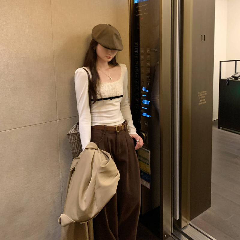 Csipkés hosszú ujjú női T-shirt, U-nyakú, karcsú szabás, viszkóz–poliészter keverék (70–80% poliészter)