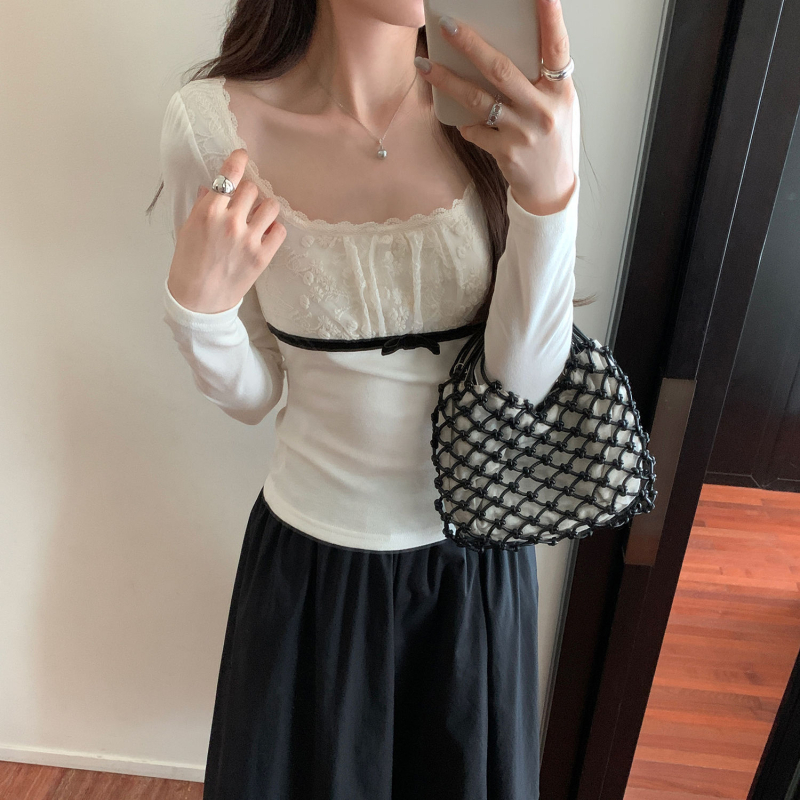 Csipkés hosszú ujjú női T-shirt, U-nyakú, karcsú szabás, viszkóz–poliészter keverék (70–80% poliészter)