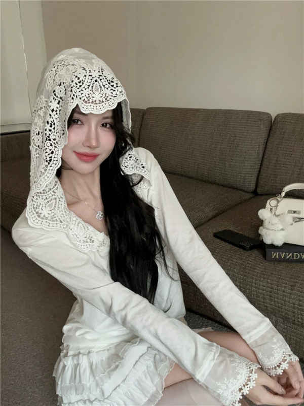 Csipke betétes kapucnis hosszú ujjú T‑póló Modal rostból, szabályos szabás