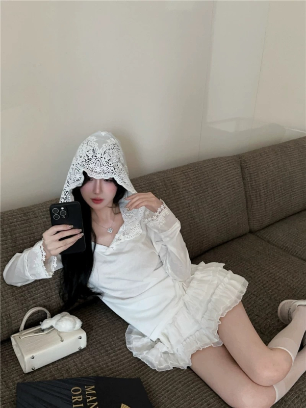 Csipke betétes kapucnis hosszú ujjú T‑póló Modal rostból, szabályos szabás