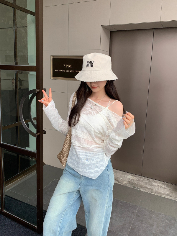 Poliészter csipkés felső off-shoulder kivágással, hosszú ujjú, réteges dizájn