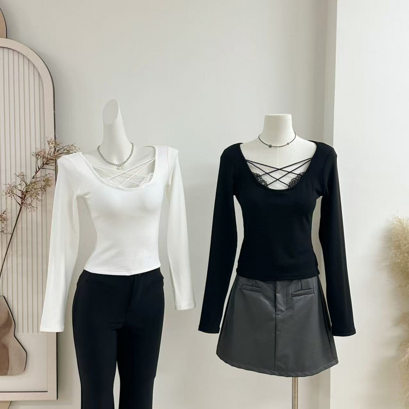 Pletitud puuvillane pikkade varrukatega T-särk U-kaelusega, kitsas lõige, ühestooniline muster, talv 2025