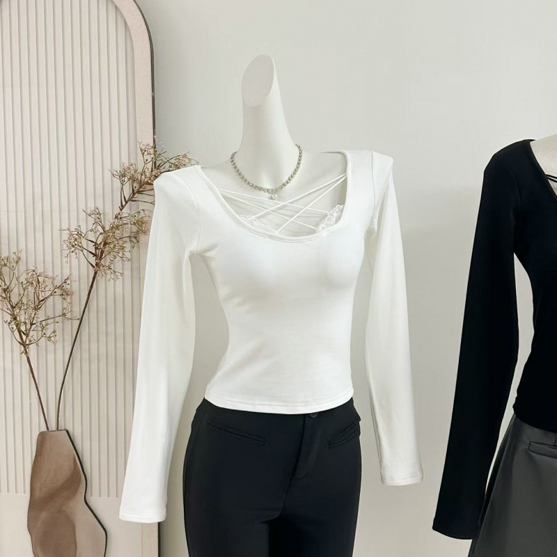 Pletitud puuvillane pikkade varrukatega T-särk U-kaelusega, kitsas lõige, ühestooniline muster, talv 2025