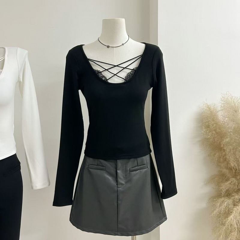 Pletitud puuvillane pikkade varrukatega T-särk U-kaelusega, kitsas lõige, ühestooniline muster, talv 2025