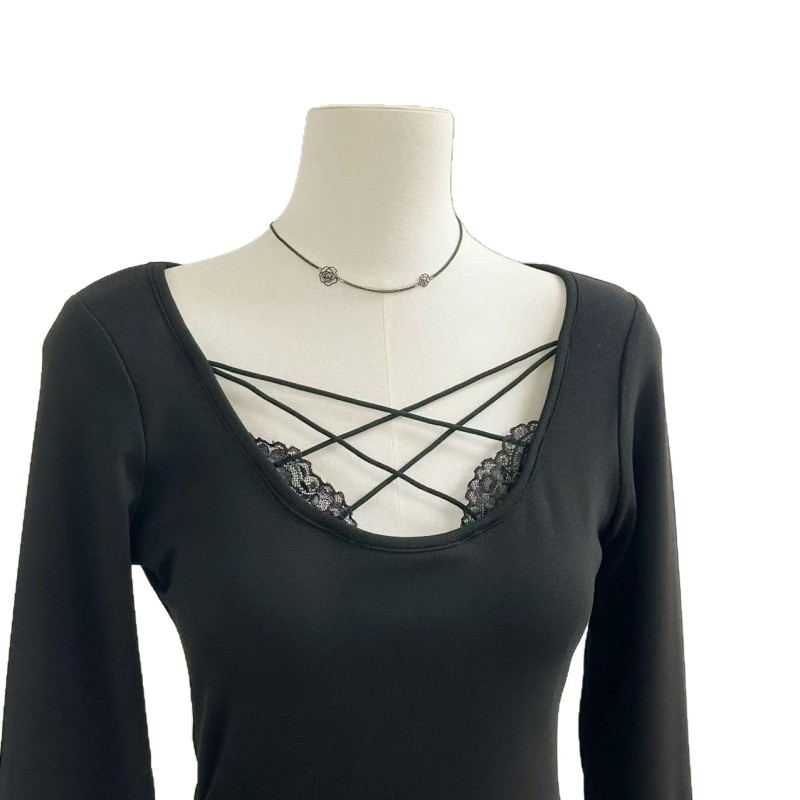 Pletitud puuvillane pikkade varrukatega T-särk U-kaelusega, kitsas lõige, ühestooniline muster, talv 2025