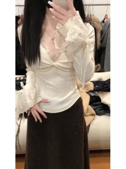Ženski T‑shirt s V‑izrezom, čipkasti paneli, dugi trompet rukavi, uski kroj, kratka duljina (40–50 cm)