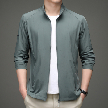 Kõrge kaelusega suvejak päikesekaitsega — lukk, küljetaskud