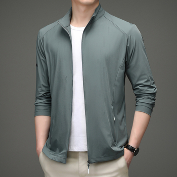 Kõrge kaelusega suvejak päikesekaitsega — lukk, küljetaskud